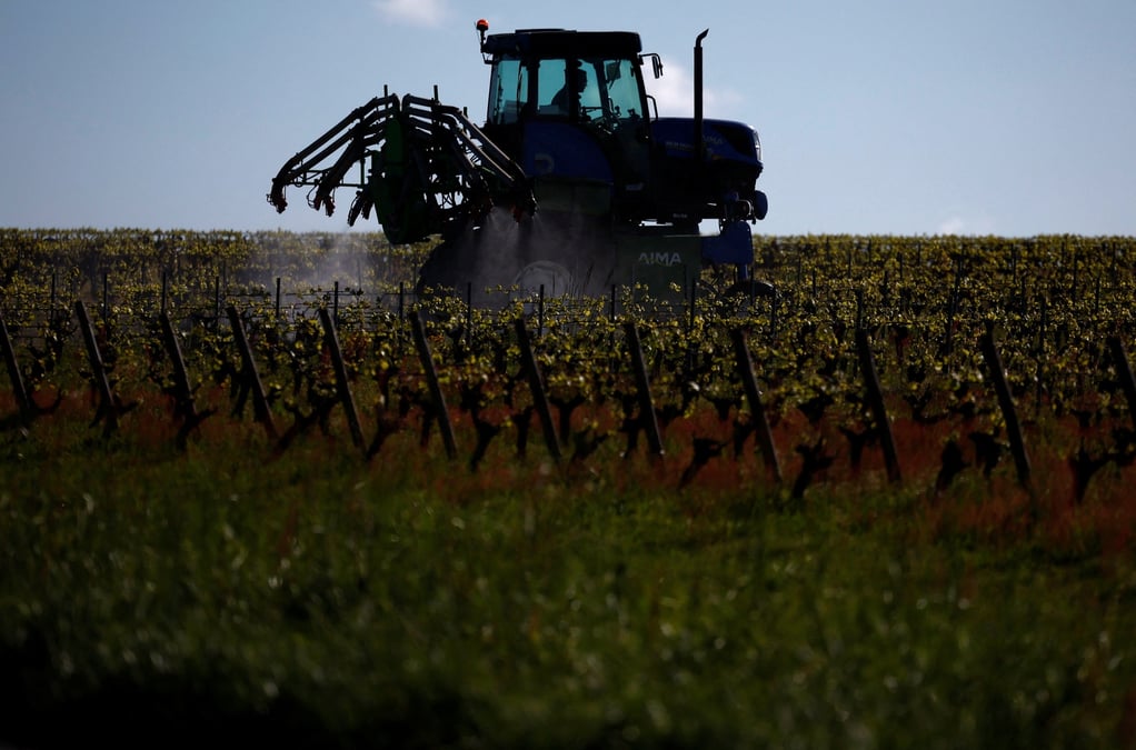 Un agriculteur francais conduit son tracteur pour pulveriser son champ a vallet, pres de nantes