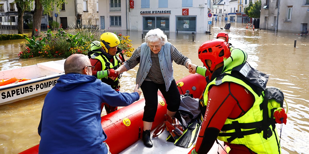 Les pompiers français évacuent par bateau les habitants d'une zone inondée à Crécy-la-Chapelle, en Seine-et-Marne, après de fortes pluies et le passage de la tempête Kirk ont ​​provoqué des inondations sur tout le pays, France, le 11 octobre 2024
