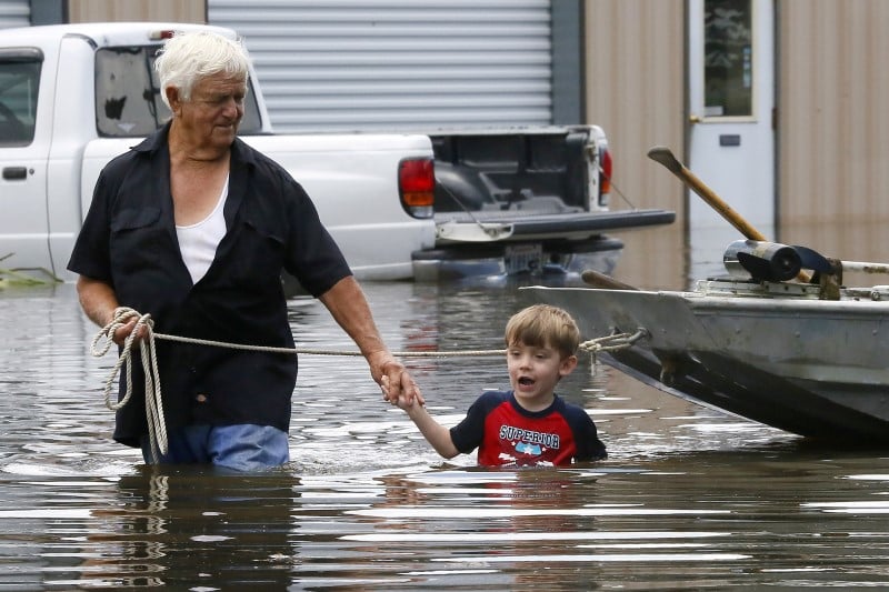 Apres la louisiane, les inondations menacent le texas
