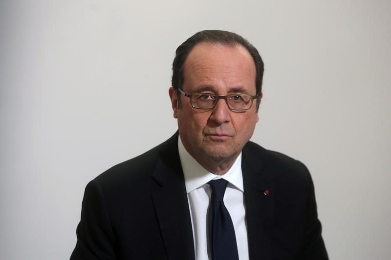 Hollande souligne la menace le pen devant les ministres