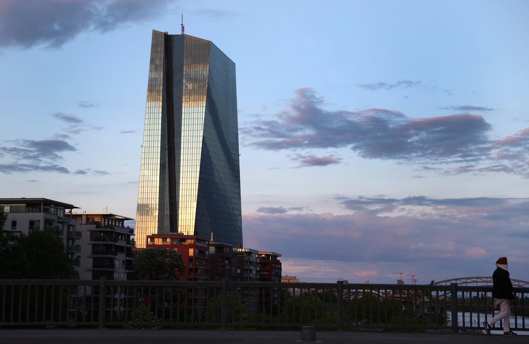 La recession devrait etre relativement contenue, selon une enquete de la bce