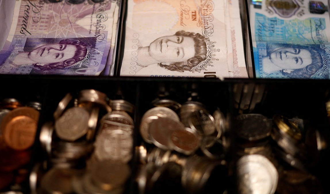 Des billets et des pieces de monnaie en livres sterling dans une caisse enregistreuse a manchester, en grande-bretagne