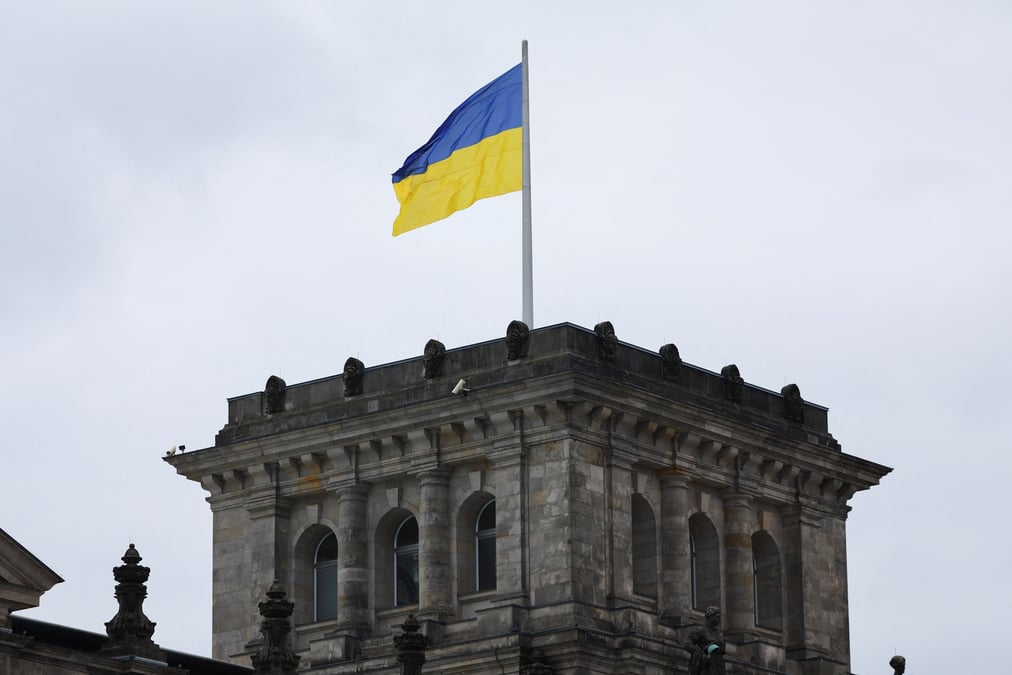 Un drapeau national ukrainien flotte au sommet du batiment du reichstag