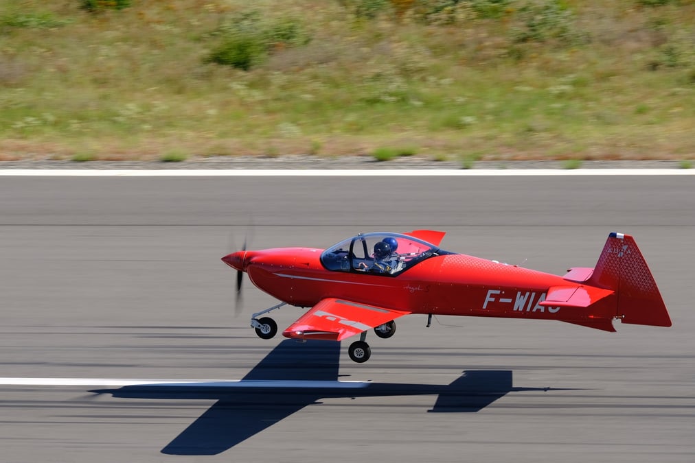 Aura Aero a fait décoller avec succès Integral S, un avion biplace doté d'un train tricycle pour la formation des pilotes.