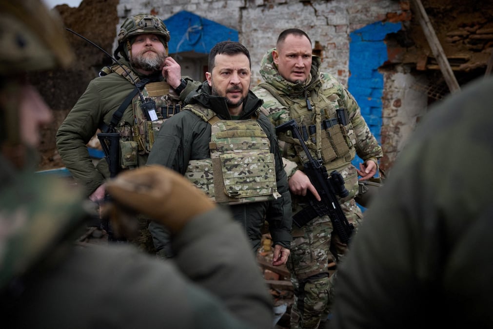 Le president ukrainien volodimir zelensky visite la ligne de front dans la region de zaporijjia,