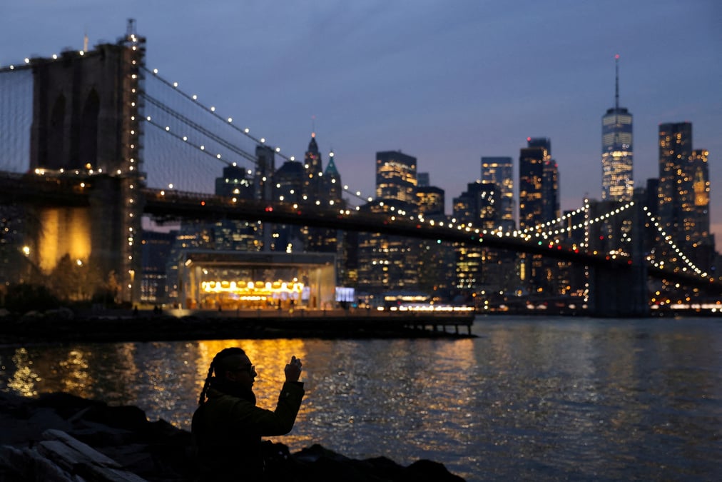 Une personne prend une photo en regardant la ligne d'horizon de manhattan