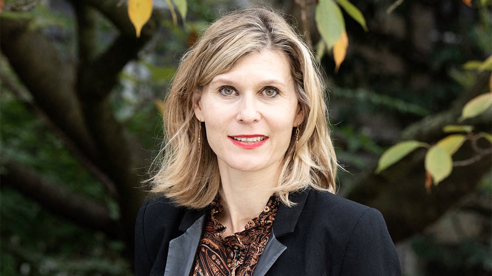Députée du groupe Les Républicains, Virginie Duby-Muller pose lors d'une séance photo dans le jardin de l'Assemblée nationale le 8 novembre 2022.