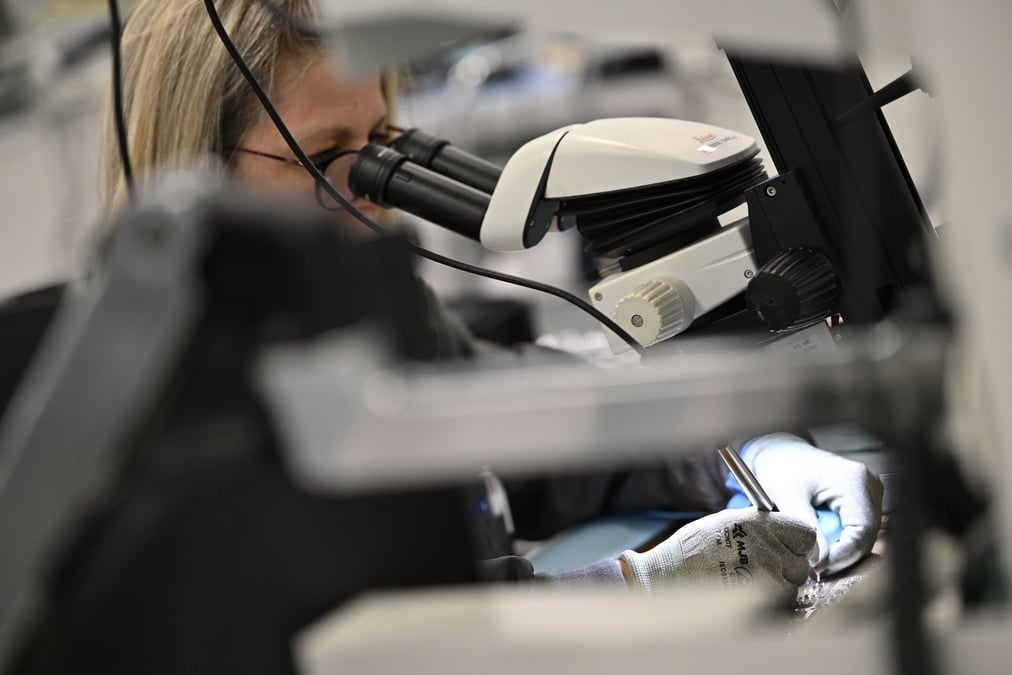 Le montage de certains micro-composants quasi invisibles à l'oeil nu est réalisé manuellement