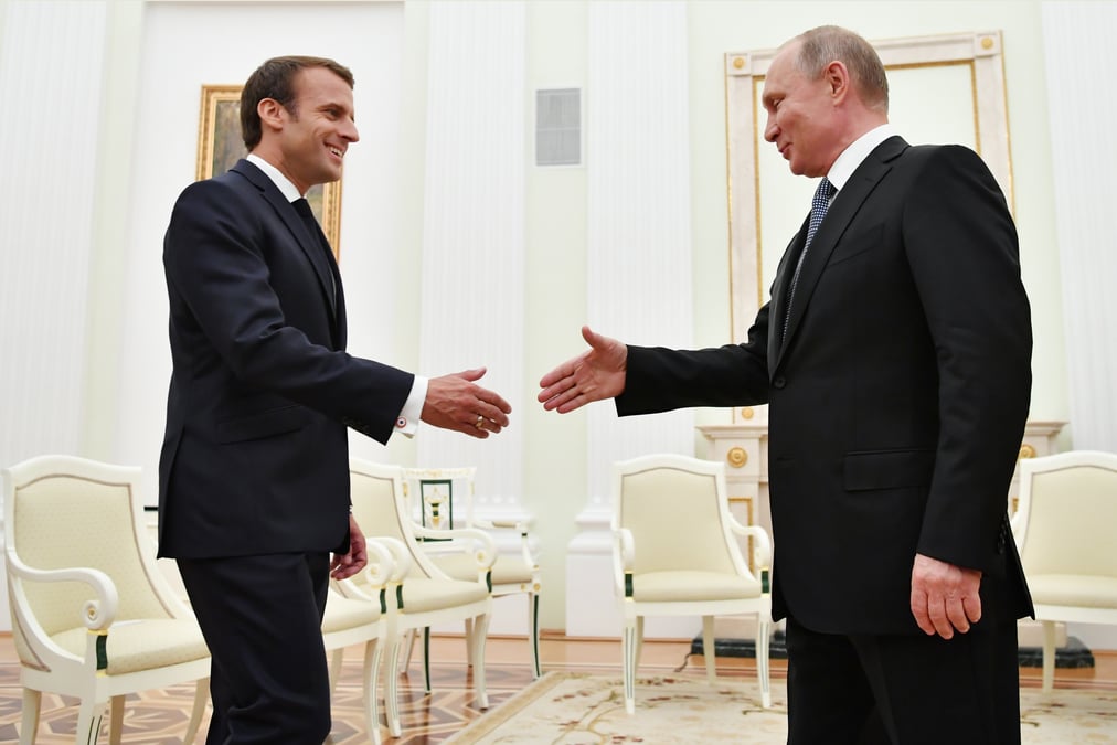 Macron souhaite "reenclencher une dynamique" avec poutine avant le g7