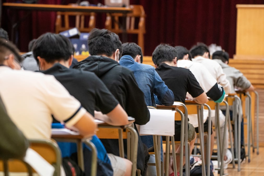 Les marches chinois ebranles par la nouvelle reglementation sur le soutien scolaire