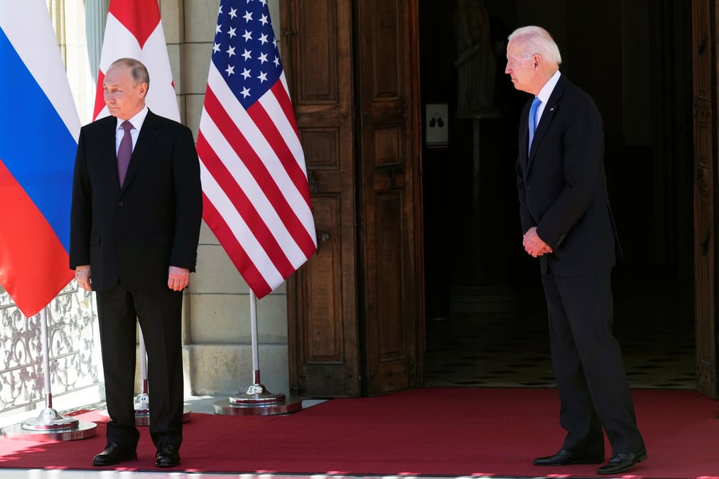 Poutine et biden pourraient s'entretenir par visioconference, selon le kremlin