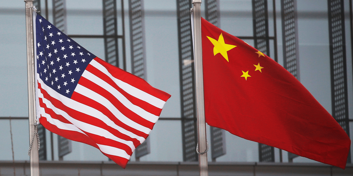 Des drapeaux chinois et americains flottent devant le batiment d'une entreprise americaine a pekin