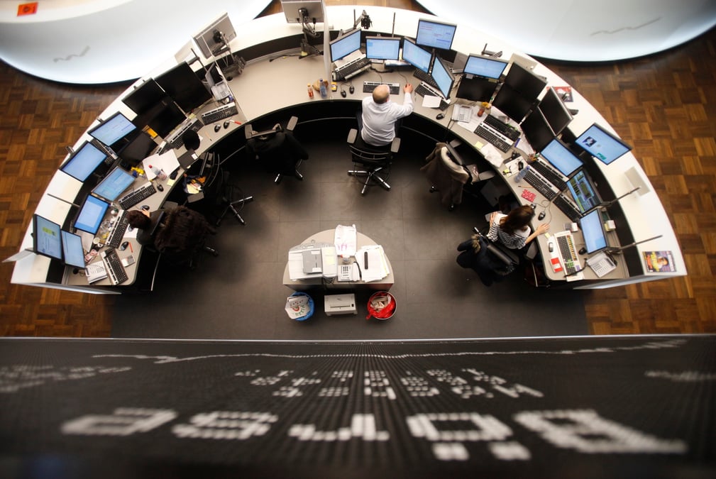 Les traders a la bourse de francfort, en allemagne