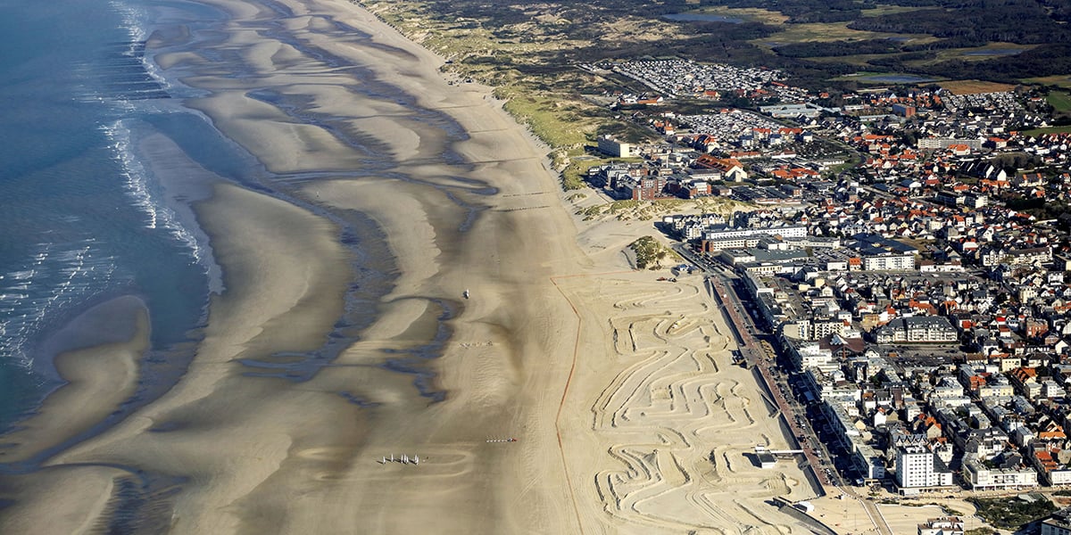 Vue aérienne de la station balnéaire le Touquet-Paris_Plage, à l'embouchure de la Canche et de sa grande plage sur la Côte d'Opale, dans la région naturelle du Marquenterre.