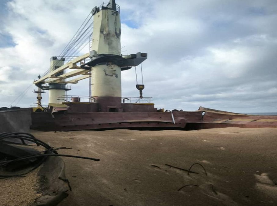 Un vraquier endommage par un tir de missile russe dans la mer noire