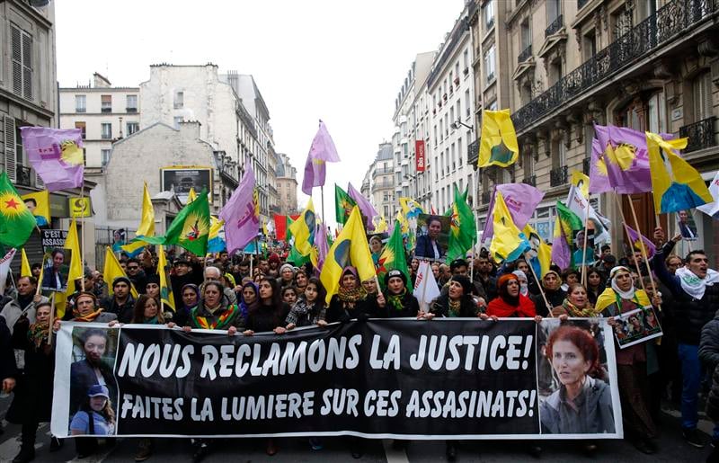 Des milliers de Kurdes à Paris un an après un triple meurtre