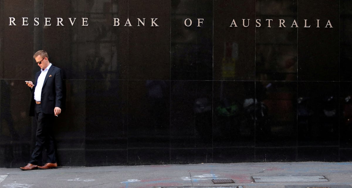 Un homme fume devant le siege de la banque centrale d'australie a sydney