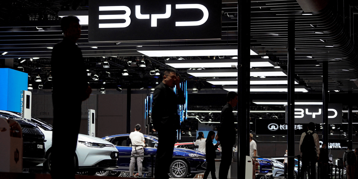 En Chine, le groupe Volkswagen représentait 3,1 % du marché chinois l'an dernier, loin derrière les marques nationales comme BYD (18 %) ou l'américain Tesla avec (8,7 %).