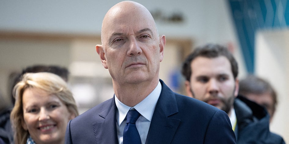 Intitulé « Le Parlement doit être en première ligne pour définir la politique énergétique », une tribune signée en 2018 par Roland Lescure et Gabriel Attal appelait à voter une « loi » tous les cinq ans afin de définir les objectifs du pays en termes de nucléaire, d'éolien ou encore de solaire et de biogaz, « et non un simple décret ».