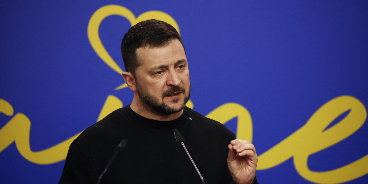 Le president ukrainien volodimir zelensky s'exprime lors d'une conference de presse le jour du sommet ukraine-europe du sud-est a tirana