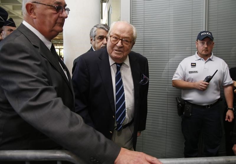 Jean-marie le pen critique l'hommage au policier "homosexuel"