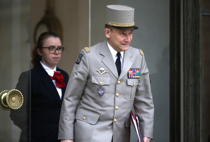 Le chef des armees exaspere par les arbitrages de l'executif