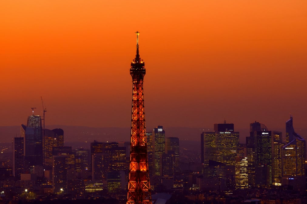 Vue de la tour eiffel et du quartier financier de la defense a paris