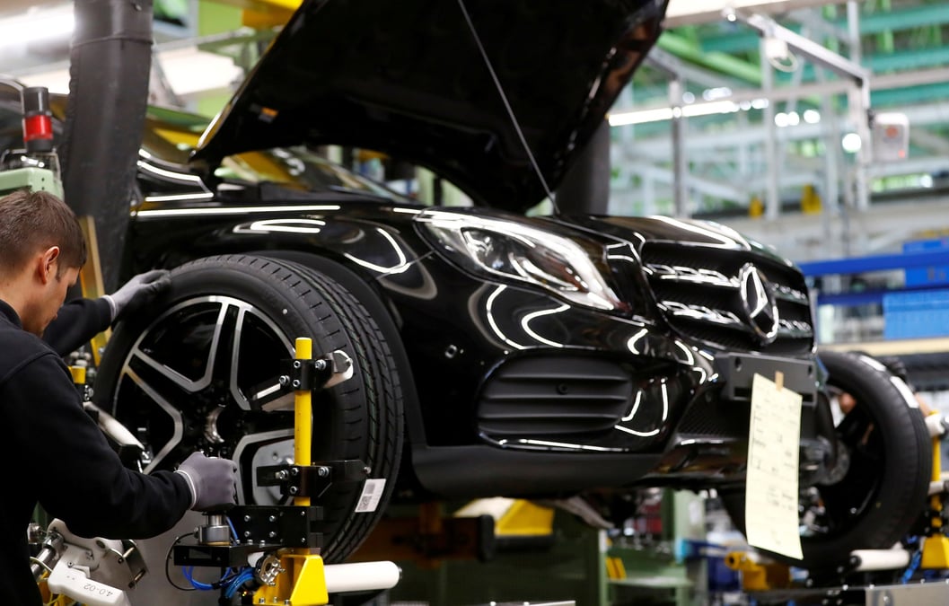 Photo d'archives d'un employe a l'usine daimler de rastatt, en allemagne