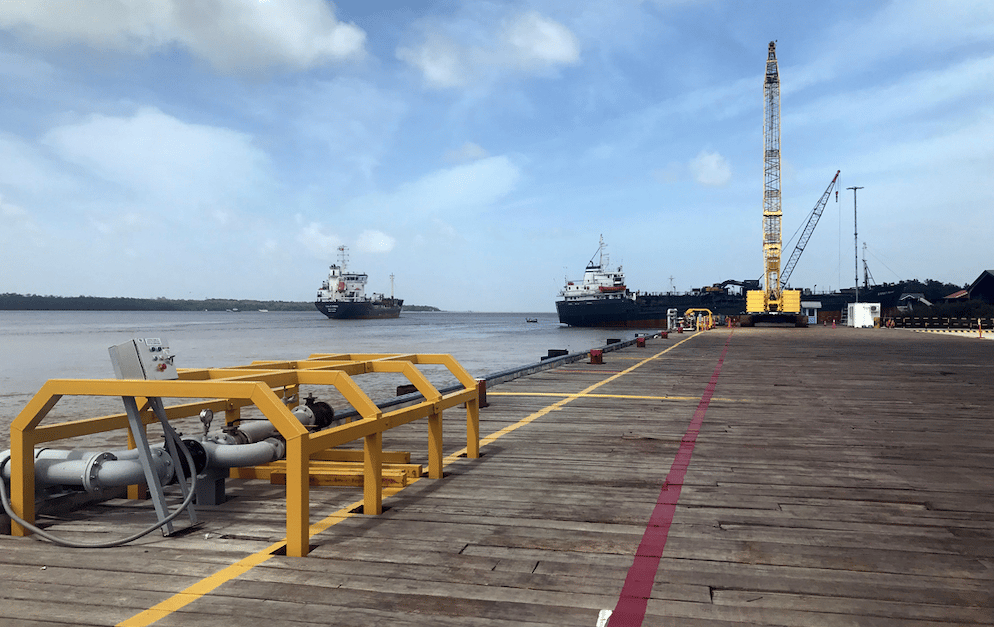 Des navires transportant des fournitures pour une plateforme pétrolière offshore exploitée par Exxon Mobil sont vus au quai de Guyana Shore Base Inc sur la rivière Demerara, au sud de Georgetown.