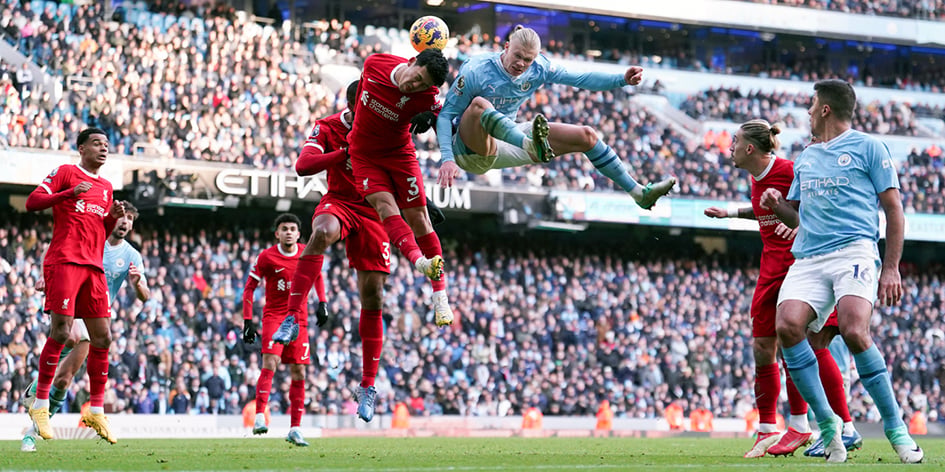 Wataru Endo (Liverpool) à la lutte avec Erling Haaland (Manchester City) lors du match aller, le 25 novembre 2023.