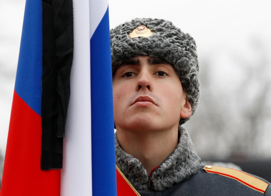 Une garde participe a des funerailles avec le drapeau russe