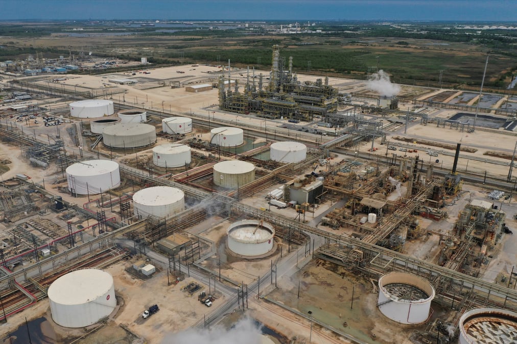 Vue aerienne des reservoirs de stockage de la raffinerie de petrole d'exxon mobil a beaumont, au texas