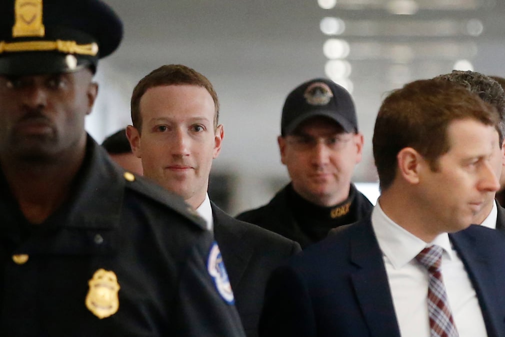 Zuckerberg monte au front politique pour defendre facebook