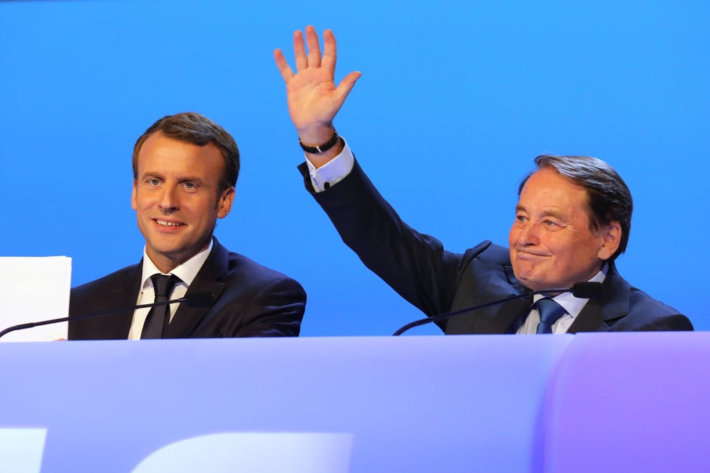 Emmanuel Macron (à gauche) et André Laignel (à droite), premier vice-président (PS) délégué de l'Association des maires de France et président du Comité des Finances locales (Photo d'illustration).