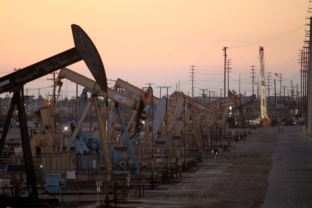 Des pumpjacks, extraient du brut de la zone des gisements de petrole de wilmington field, pres de long beach, en californie