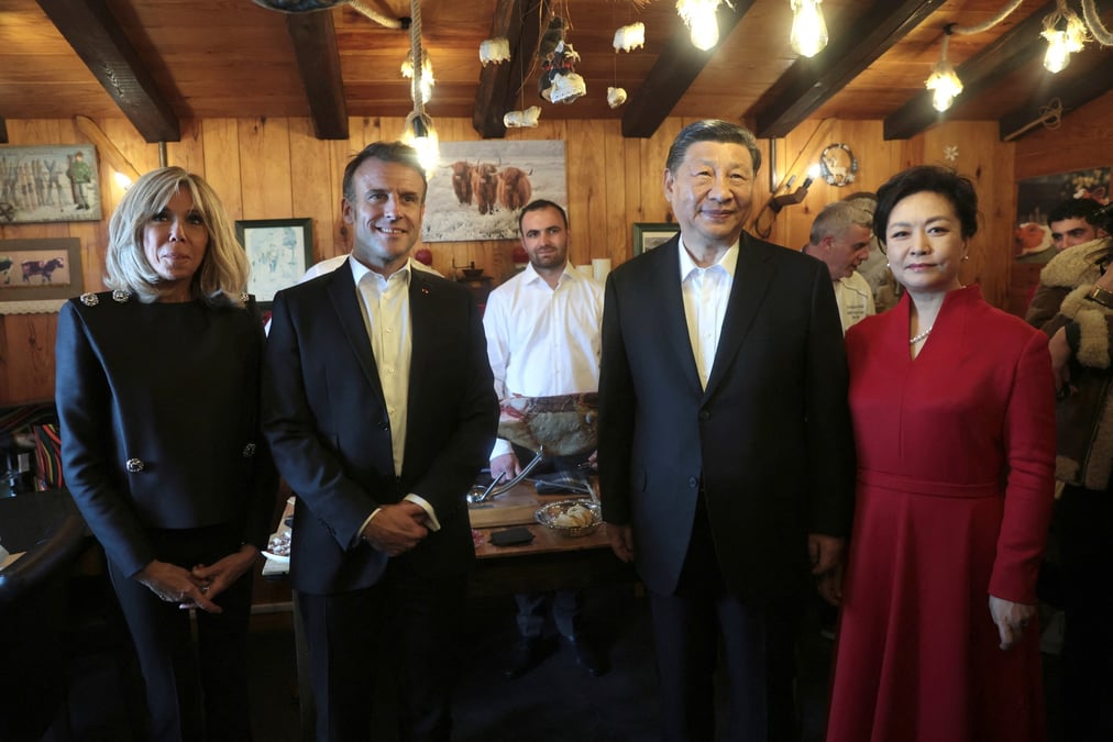 Photo du president francais, emmanuel macron, et du president chinois, xi jinping, accompagnes de leurs epouses au col du tourmalet