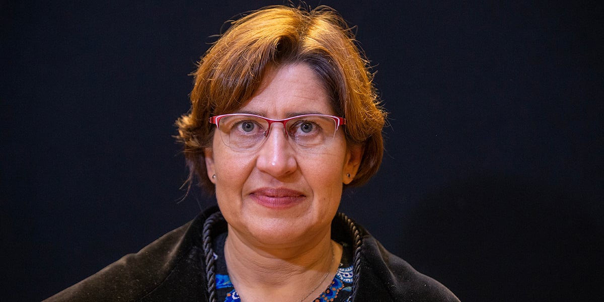 La climatologue française Valérie Masson-Delmotte pose pour le photographe avant la cérémonie des docteurs honoris causa de l'ULiège, Université de Liège, samedi 20 novembre 2021.