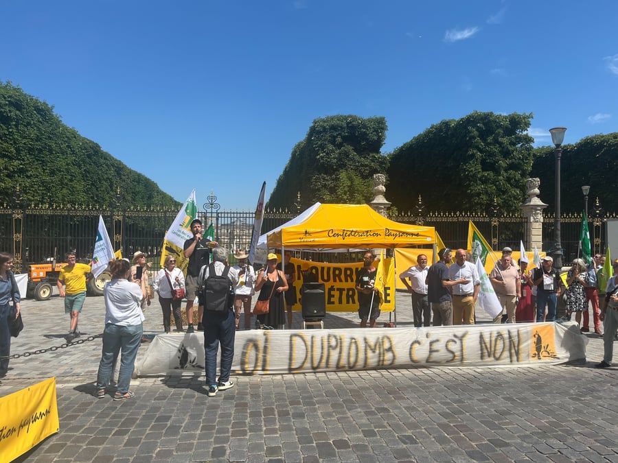 Alors que la chambre haute examinait en commission mixte paritaire la proposition de loi Duplomb, la Confédération paysanne organisait fin juin une manifestation devant le Sénat.