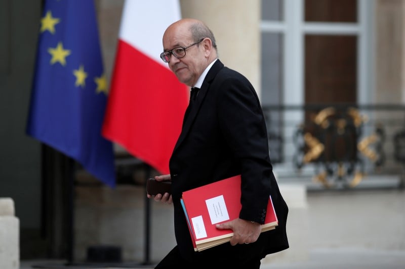 Le drian passe la main au conseil regional de bretagne
