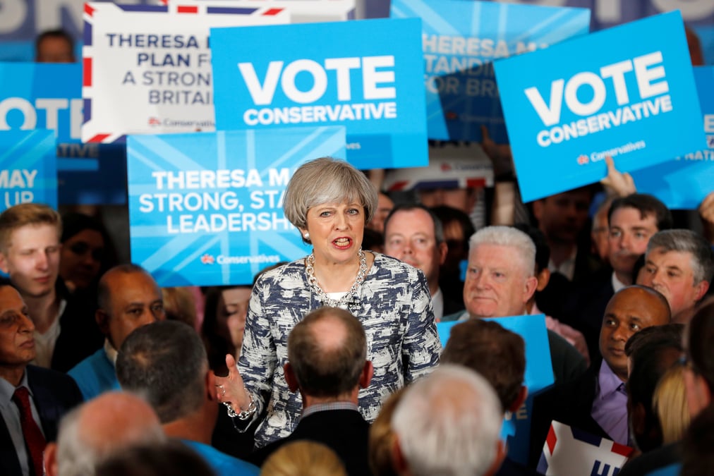 Les tories conforteraient leur majorite avec 7 points d'avance
