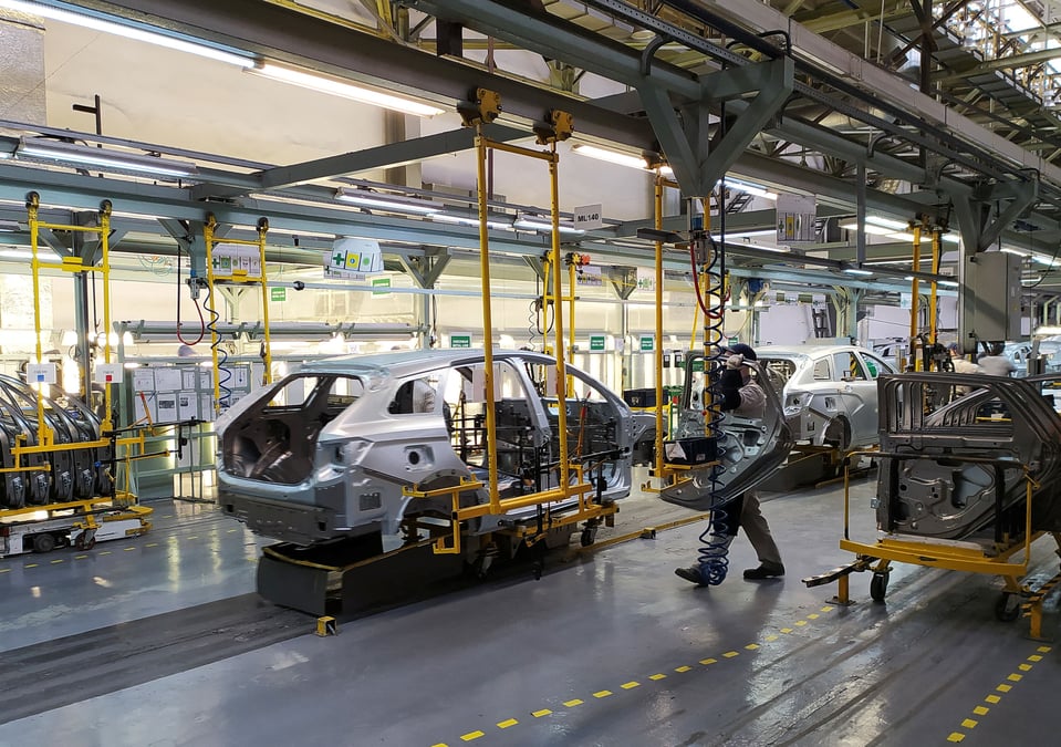 Russie: avtovaz, controle par renault, redemarre provisoirement sa production