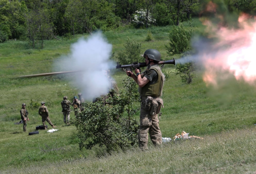 Photo d'un militaire ukrainien de la 128e brigade de defense territoriale qui assiste a un entrainement militaire dans la region de donetsk
