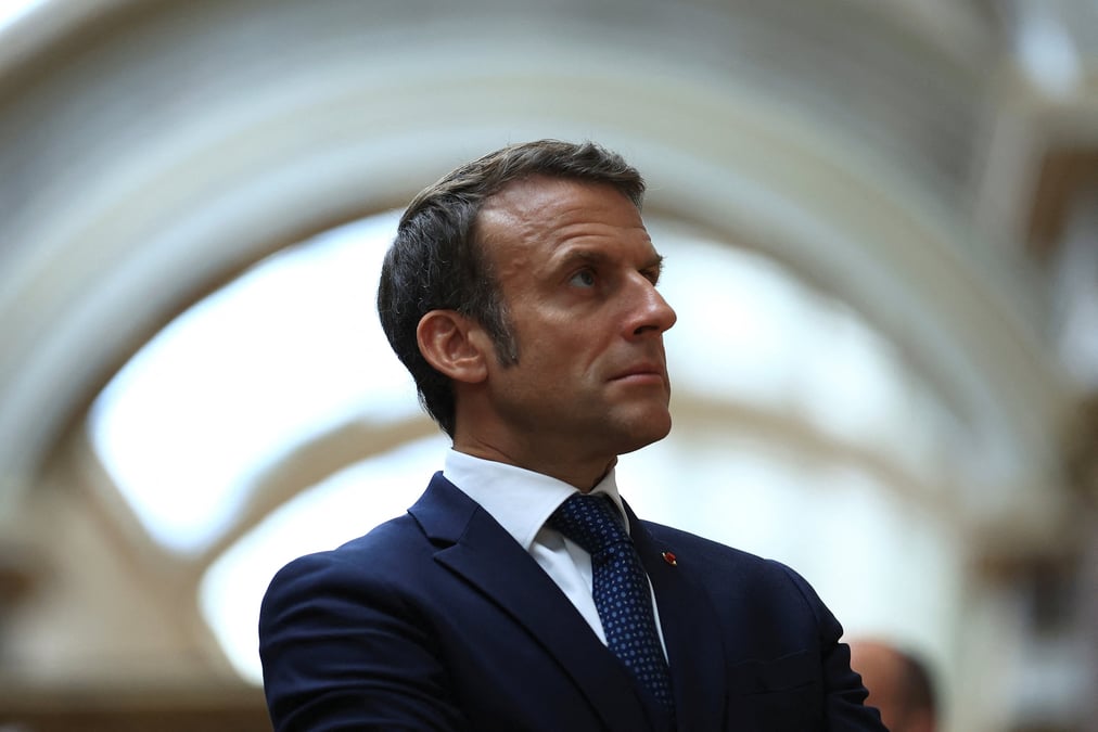 Le president francais emmanuel macron au musee du louvre a paris, france