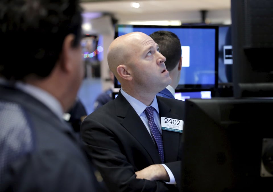 Des traders travaillent a la bourse de wall street