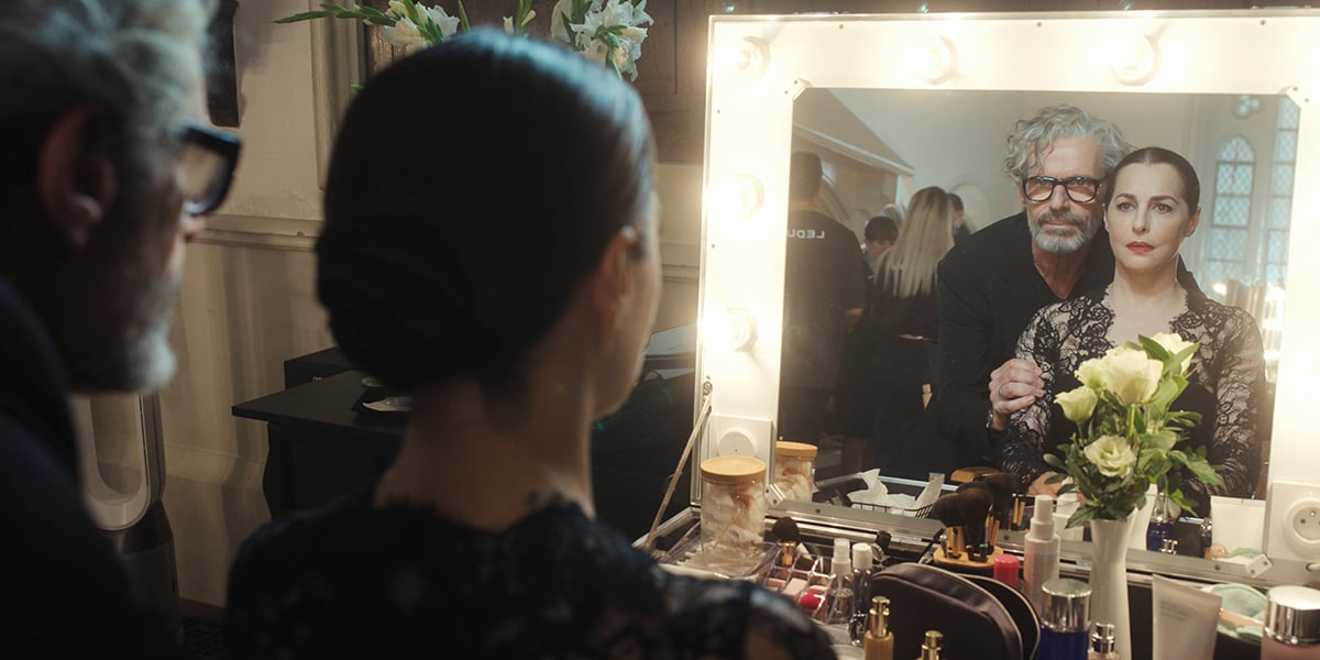 Le directeur artistique Vincent Ledu (Lambert Wilson), en total décalage avec son époque, et son ancienne mannequin fétiche, Perle Foster (Amira Casar).
