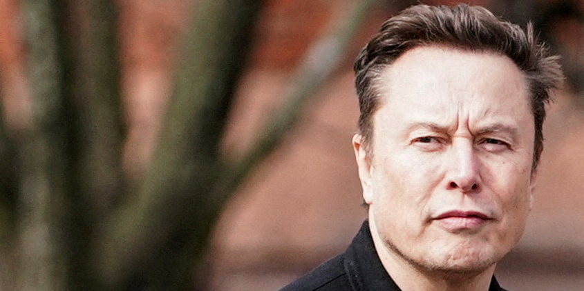 Elon Musk a publié ce message en commentaire d’un autre post établissant un lien entre les manifestations contre « Doge », les magasins Tesla « attaqués » et la panne actuelle sur X.