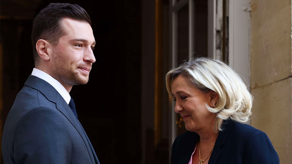 Malgré des sondages au plus haut, le duo de tête du Rassemblement national peine à maintenir son équilibre, surtout depuis la condamnation de Marine Le Pen dans l'affaire des assistants parlementaires.