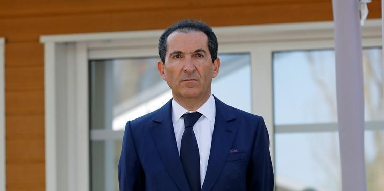 Patrick drahi regrouperait ses activites medias dans sfr