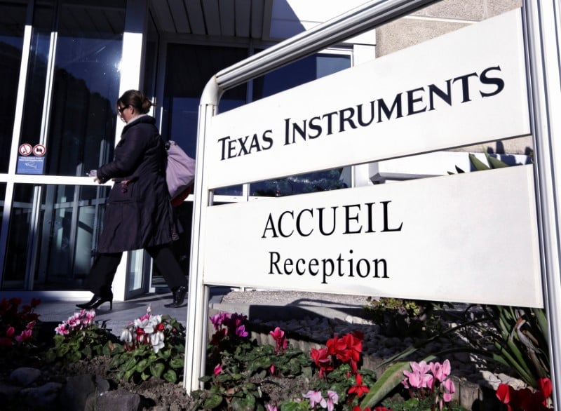 Texas instruments egale le consensus; l'action recule