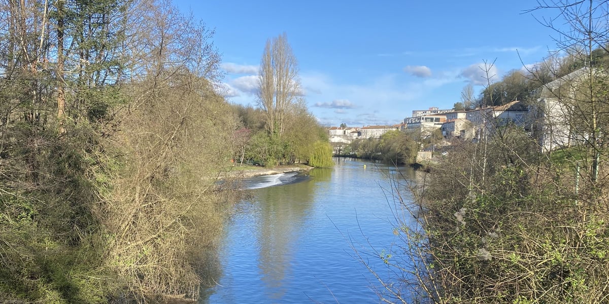 La Charente à Angoulême, où la ressource est déjà sous tension en été pour produire de l'eau potable.